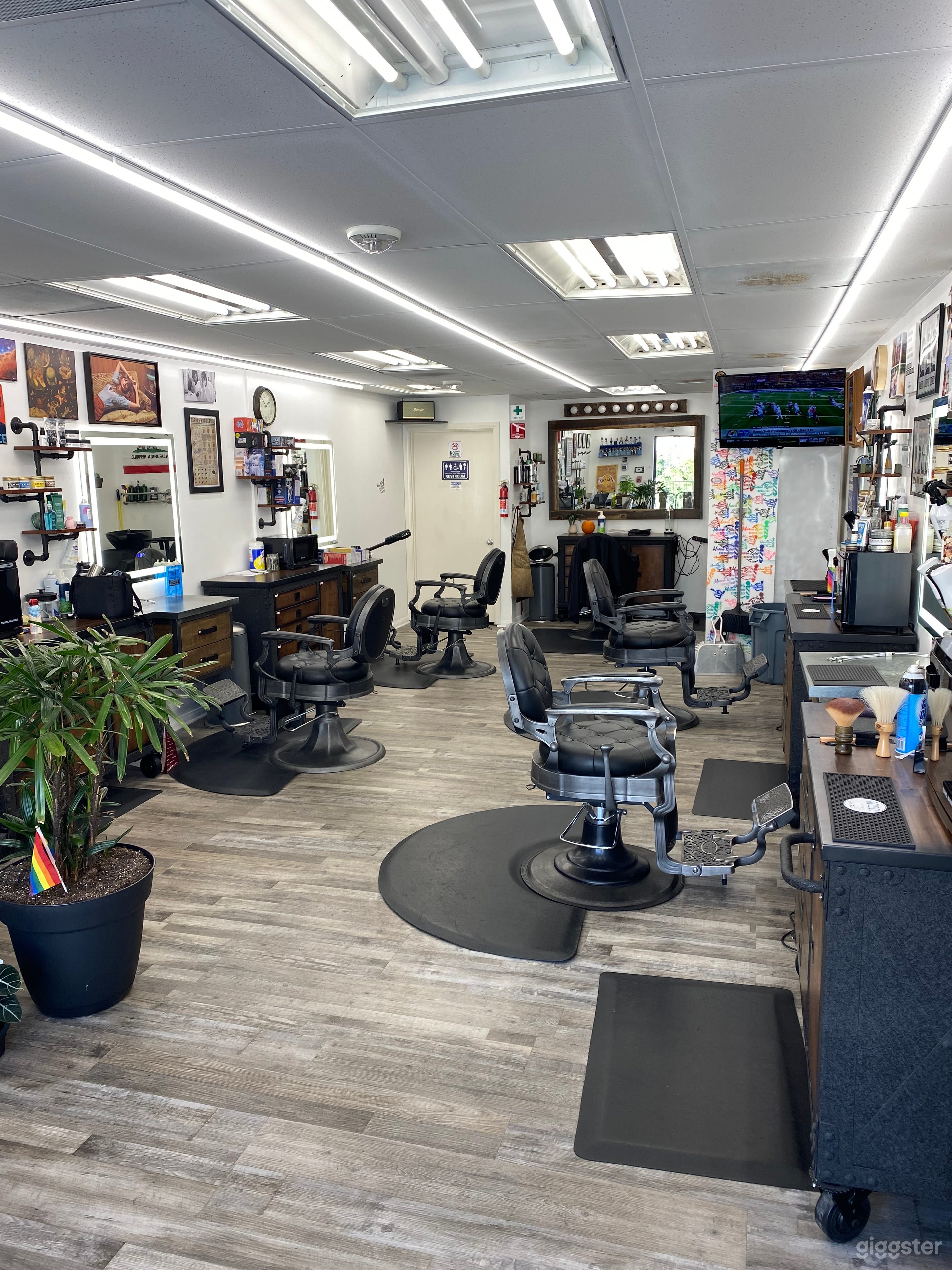 Classic Barbershop in Hollywood Photo 1