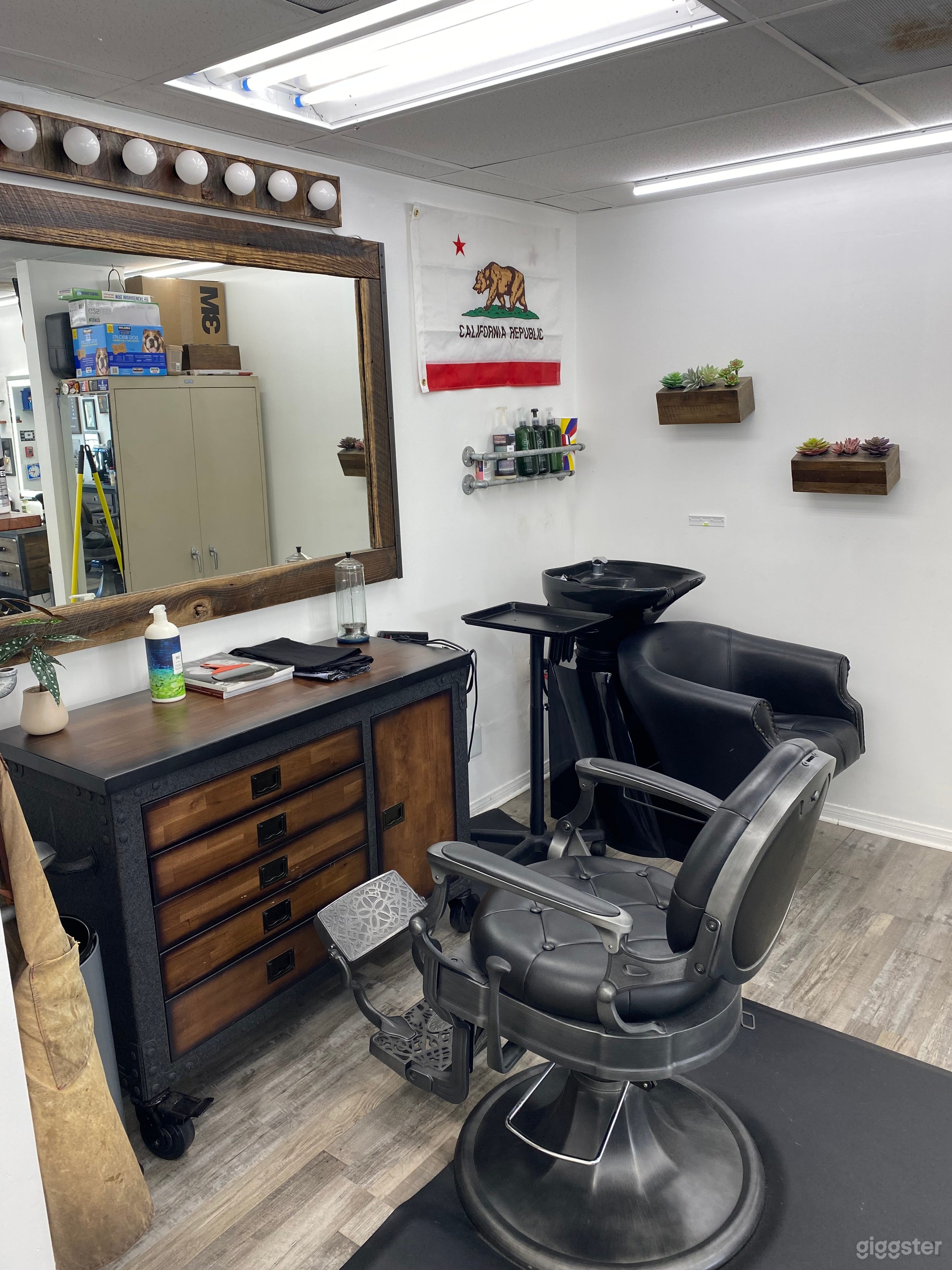 Classic Barbershop in Hollywood Photo 2