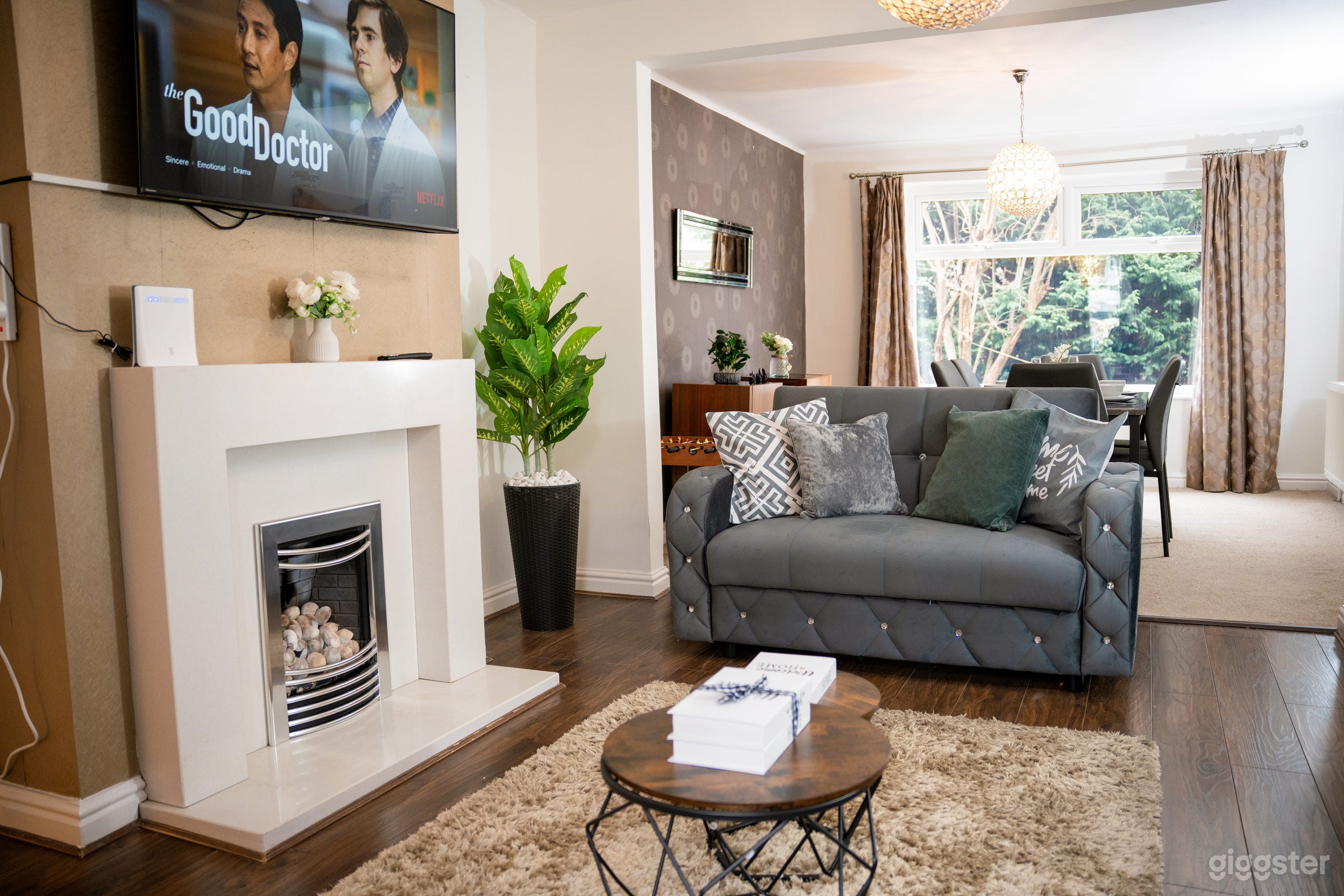 Modern & Spacious 4-Bedroom Residence in Crumpsall Photo 1