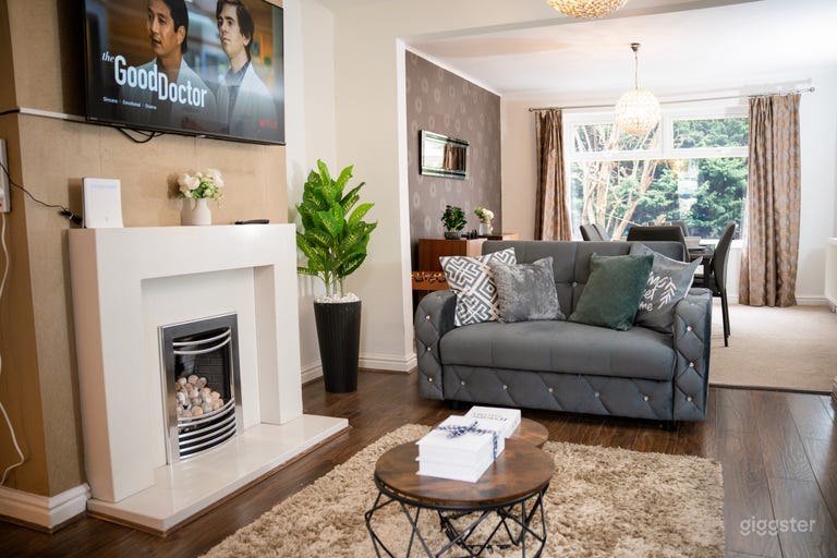  Modern & Spacious 4-Bedroom Residence in Crumpsall 