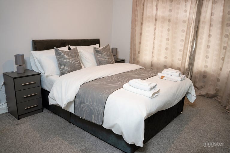  Modern & Spacious 4-Bedroom Residence in Crumpsall 