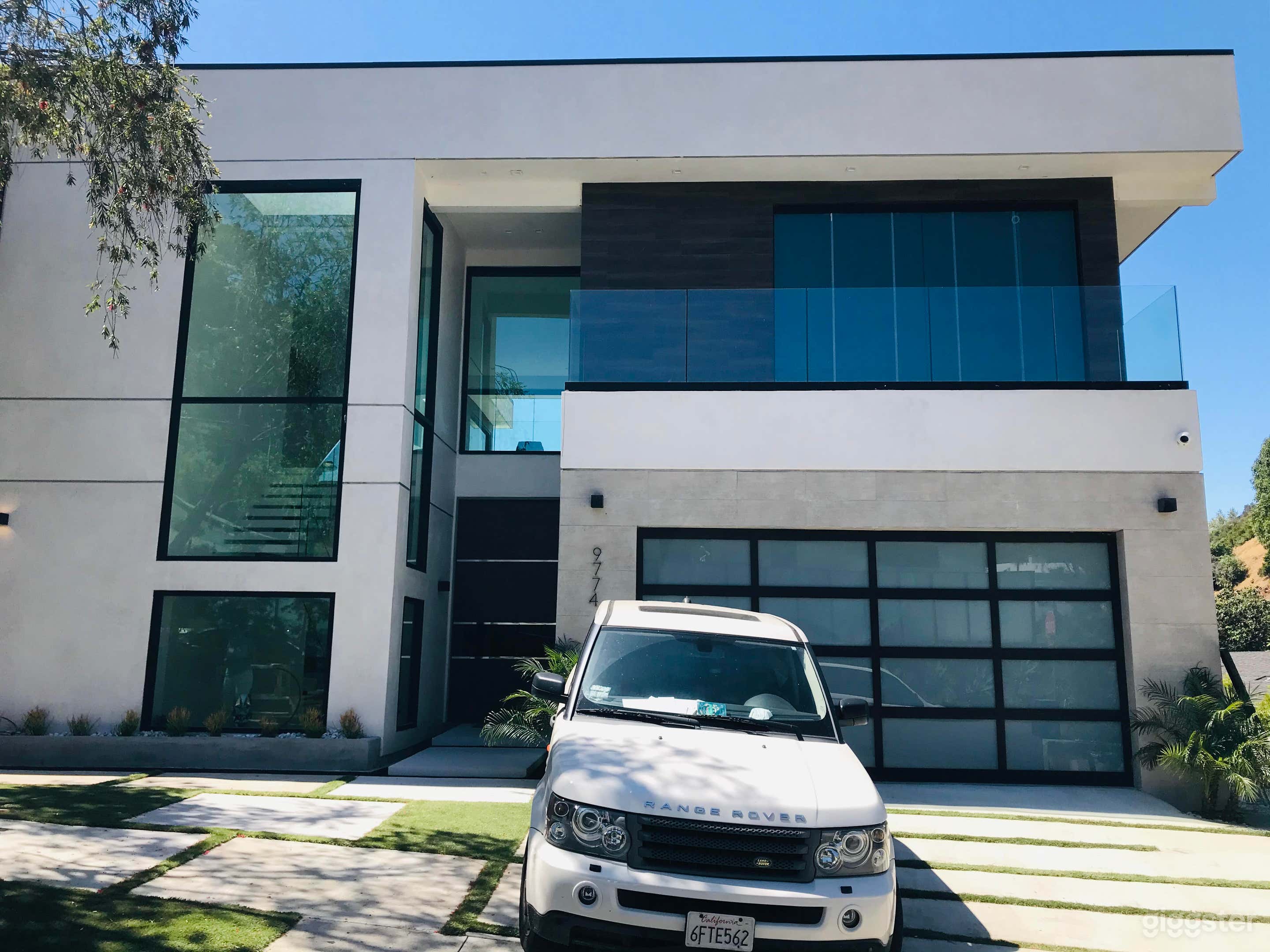 Cul-de-sac Designer Modern House Photo 3