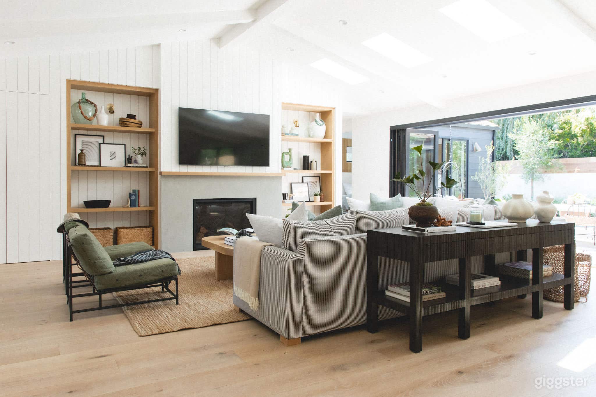 OC Coastal Home with Amazing Natural Light &amp; Open Floorplan Photo 4