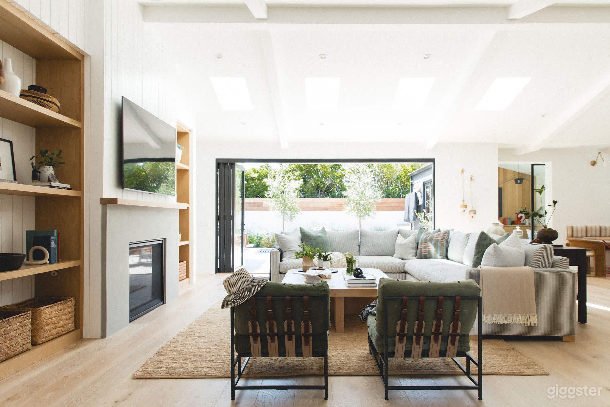 OC Coastal Home with Amazing Natural Light &amp; Open Floorplan Photo 2