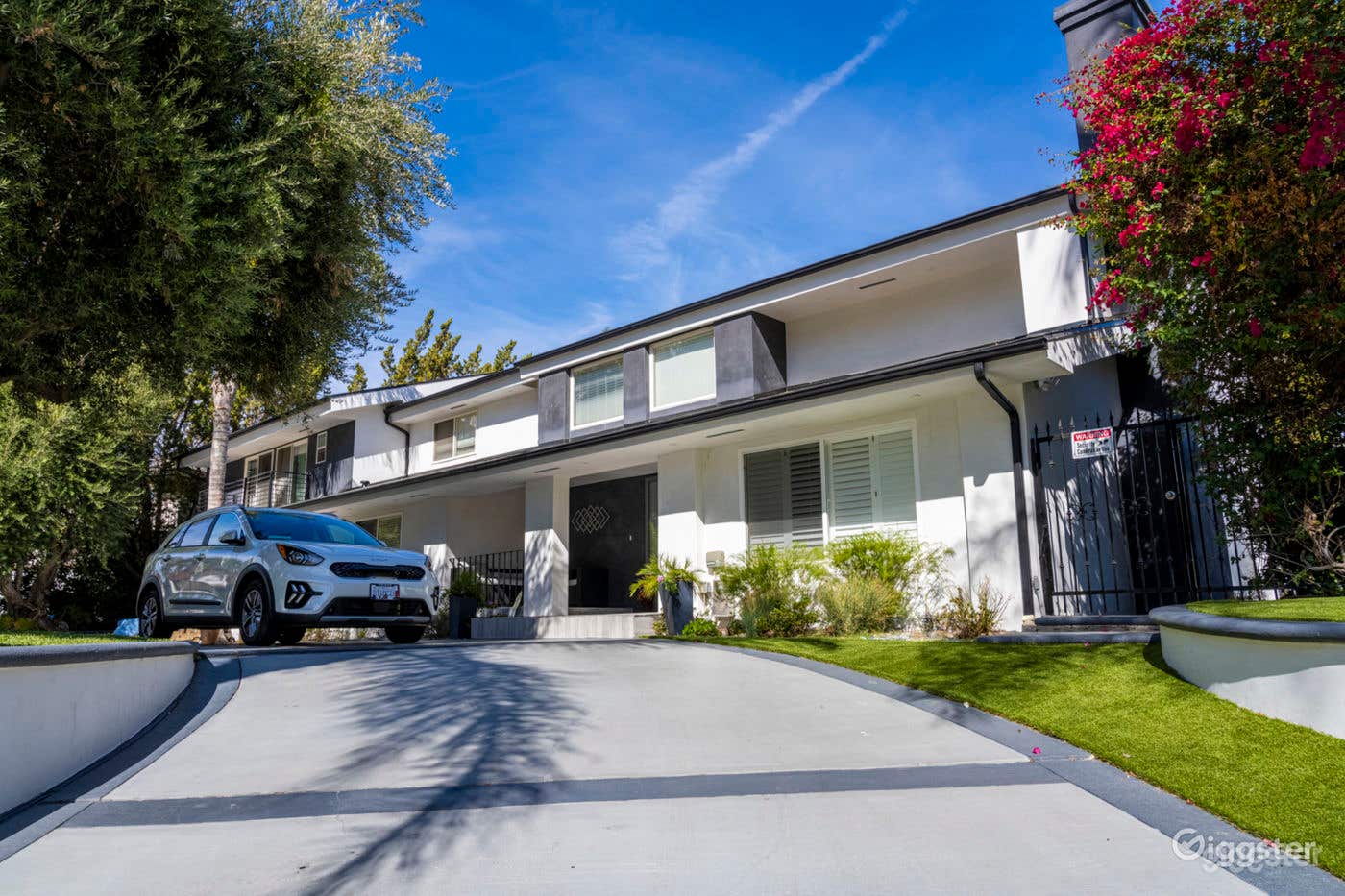 VINTAGE SUBURBAN GEM | BASKETBALL COURT Photo 3