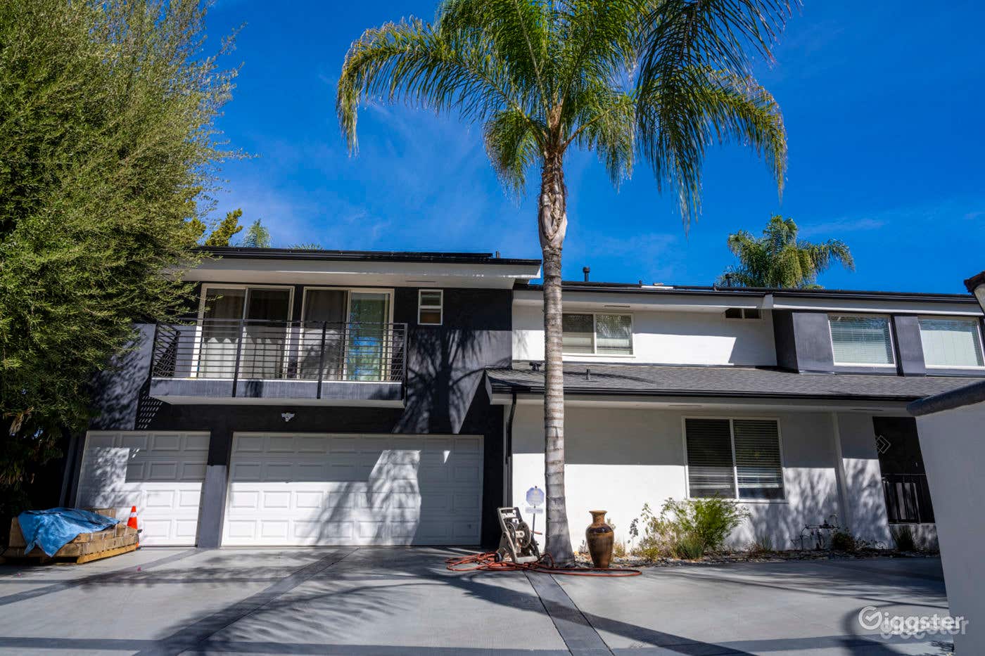 VINTAGE SUBURBAN GEM | BASKETBALL COURT Photo 4
