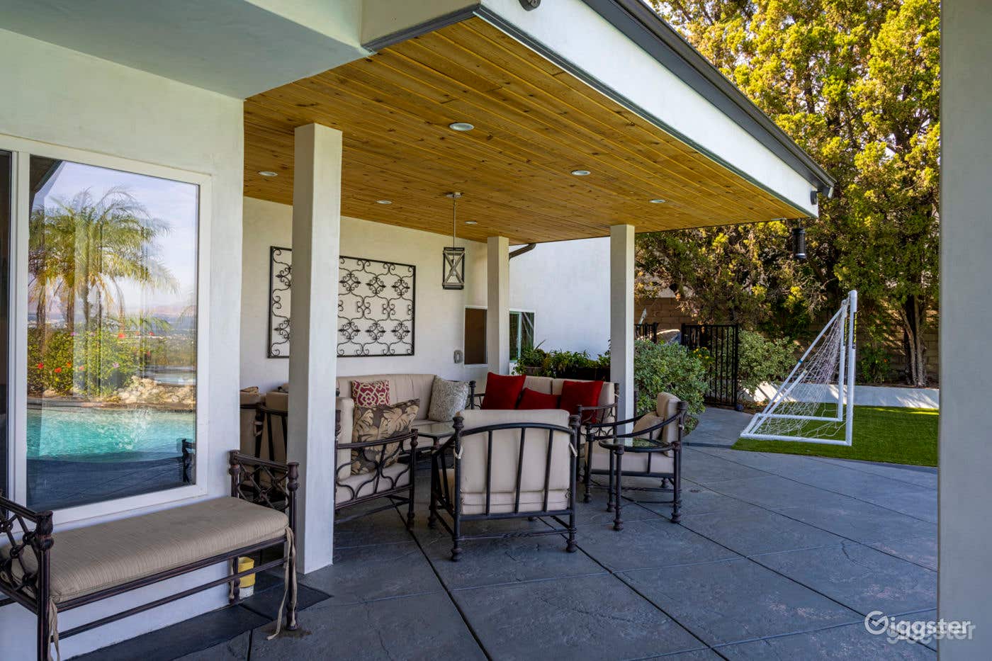 VINTAGE SUBURBAN GEM | BASKETBALL COURT Photo 2