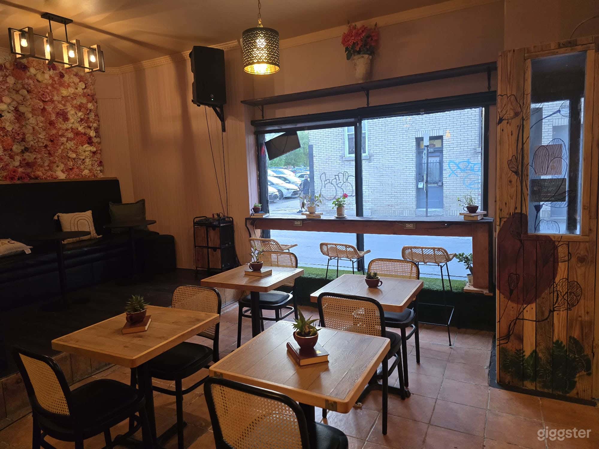 Charming Bohemian Café in Heart of the Plateau Photo 2