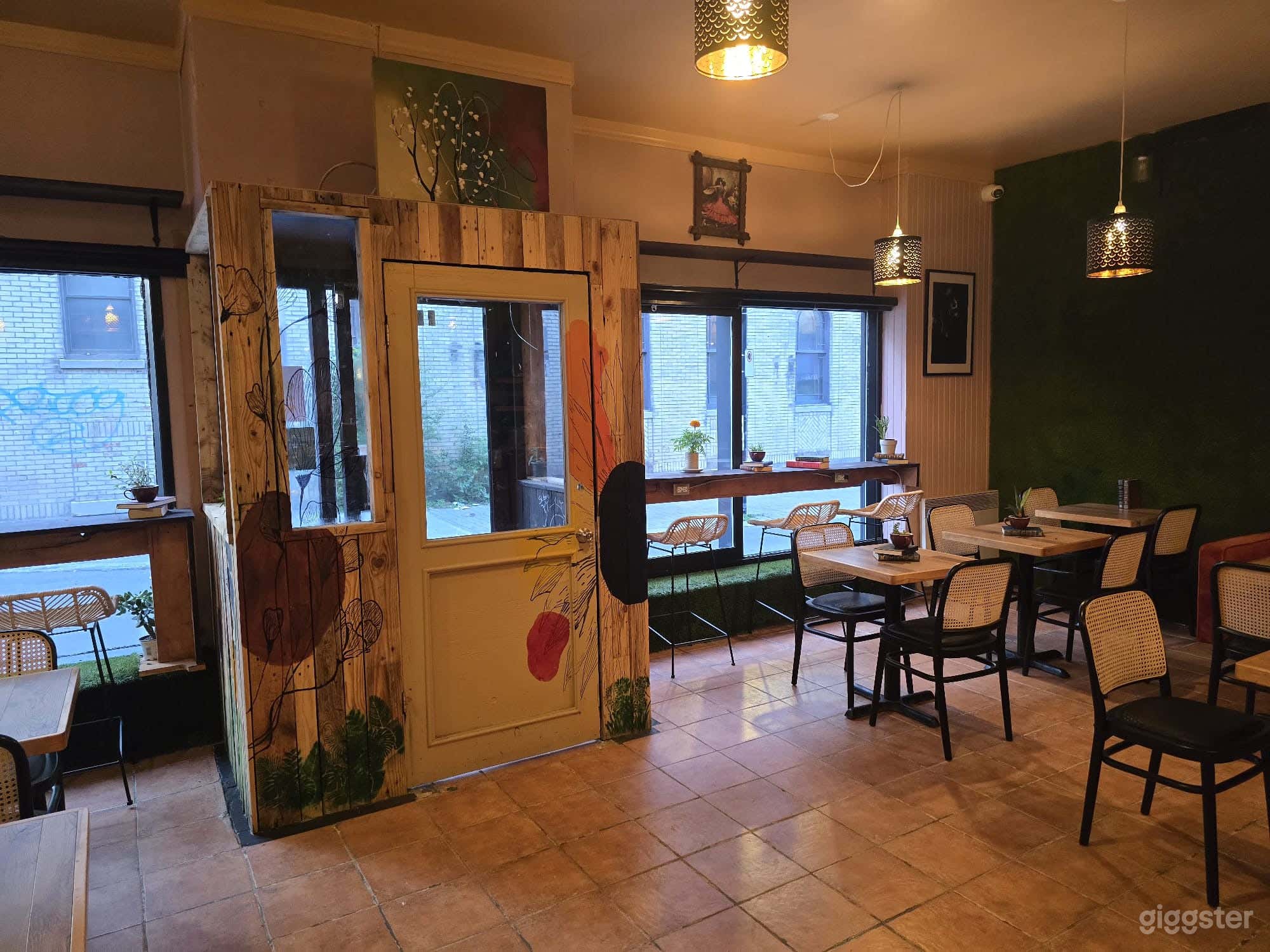 Charming Bohemian Café in Heart of the Plateau Photo 3