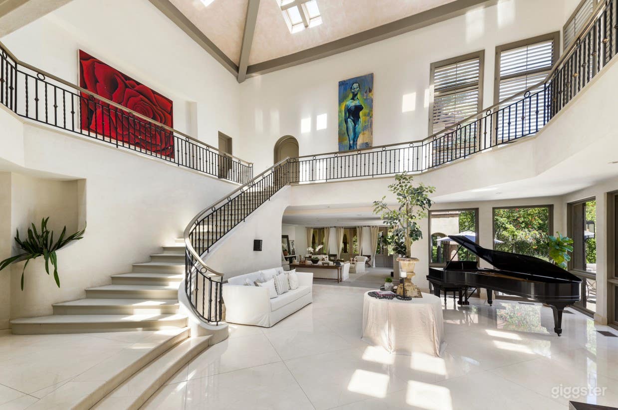 CHATEAU-STYLE VILLA W/ LUSH GARDENS &amp; CHARM Photo 3