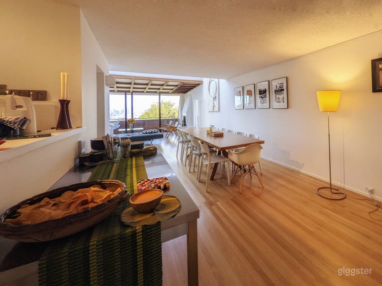  Meeting/Dining / Living Room 