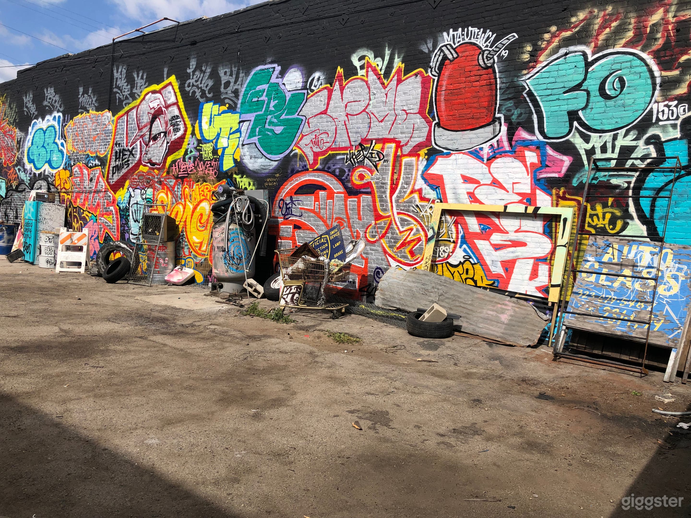 PONY GRAFFITI WALL OUTDOOR STAGE Photo 1
