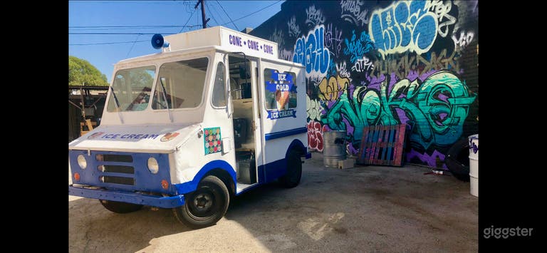  PONY GRAFFITI WALL OUTDOOR STAGE 