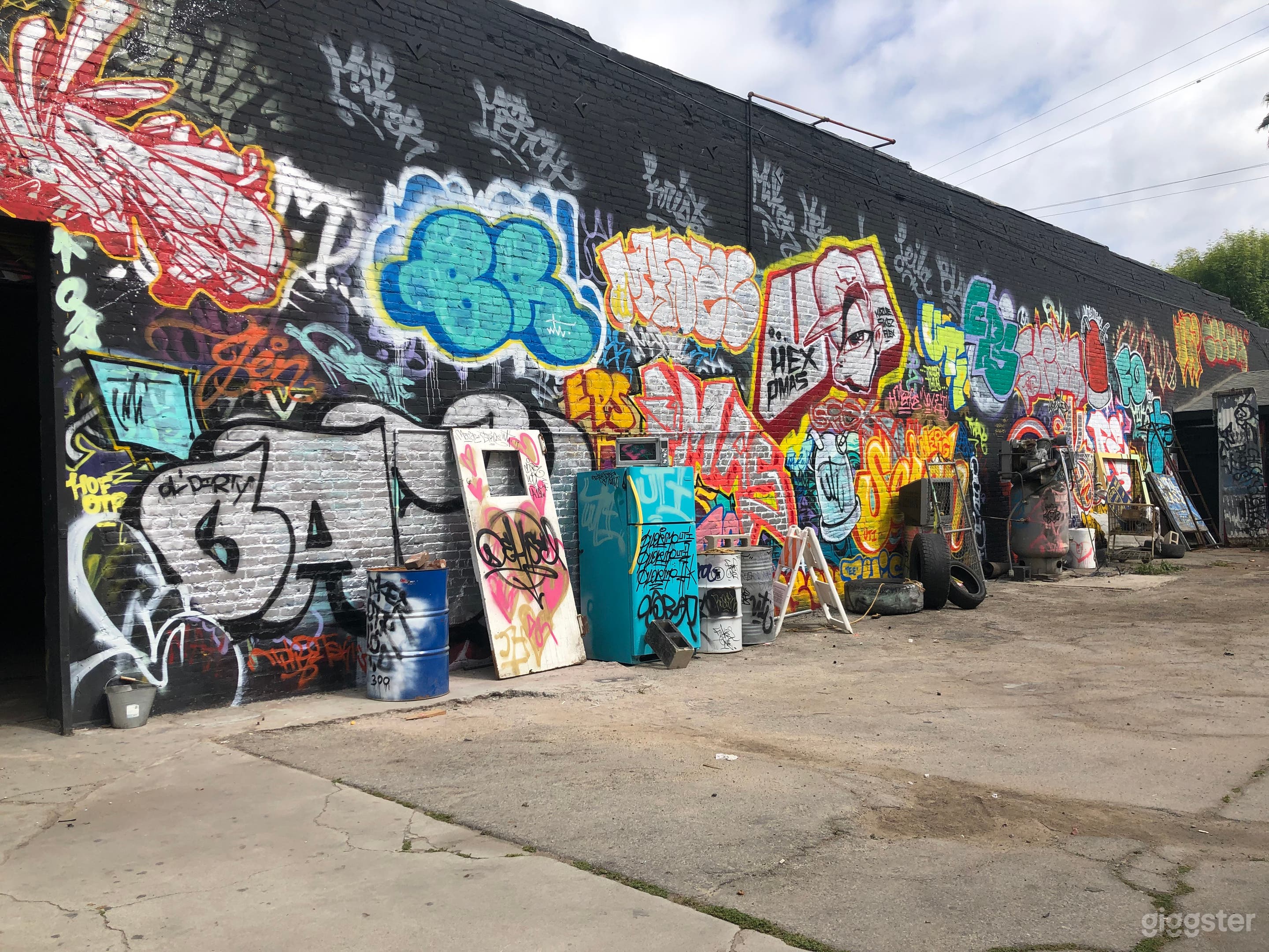 PONY GRAFFITI WALL OUTDOOR STAGE Photo 3
