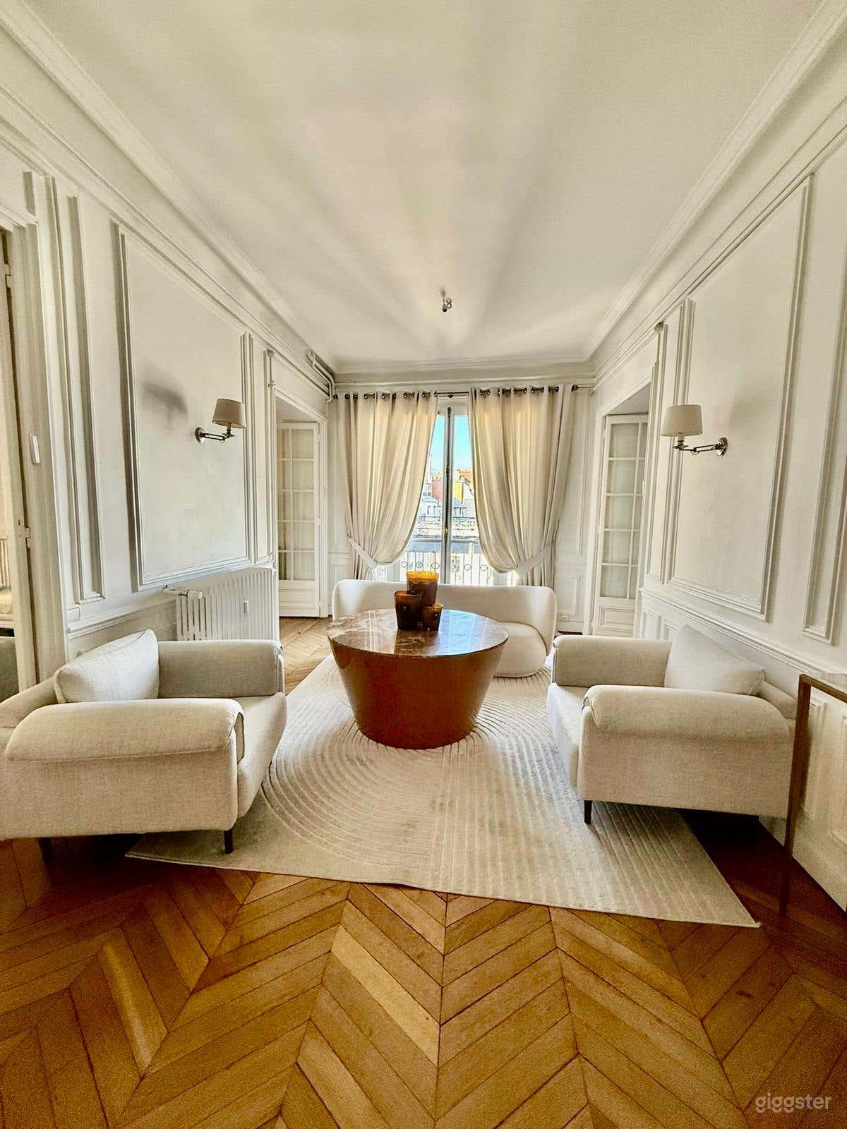 Photo de Exceptional Parisian Apartment w/ View Over Roofs in Paris 3