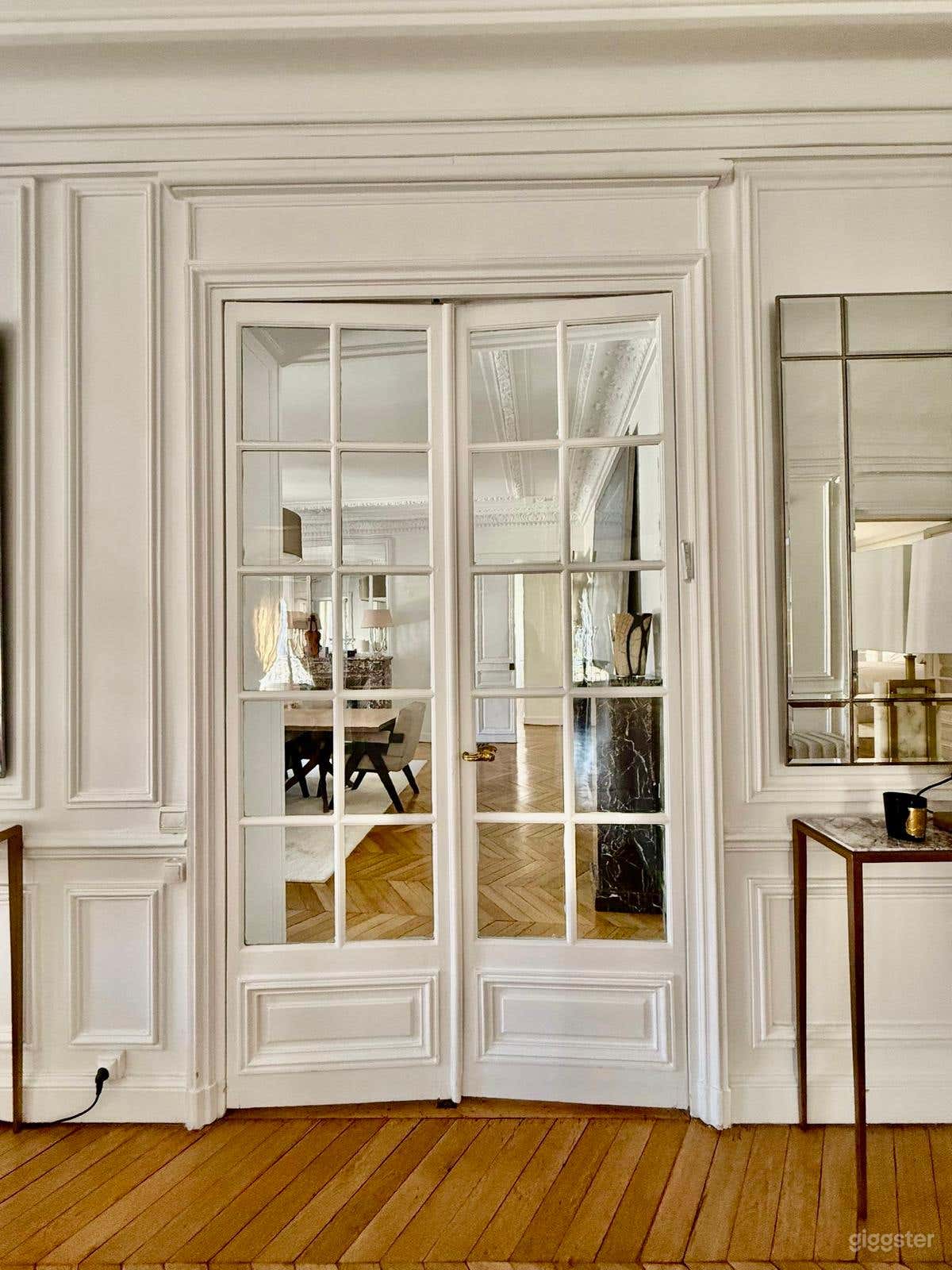 Photo de Exceptional Parisian Apartment w/ View Over Roofs in Paris 4