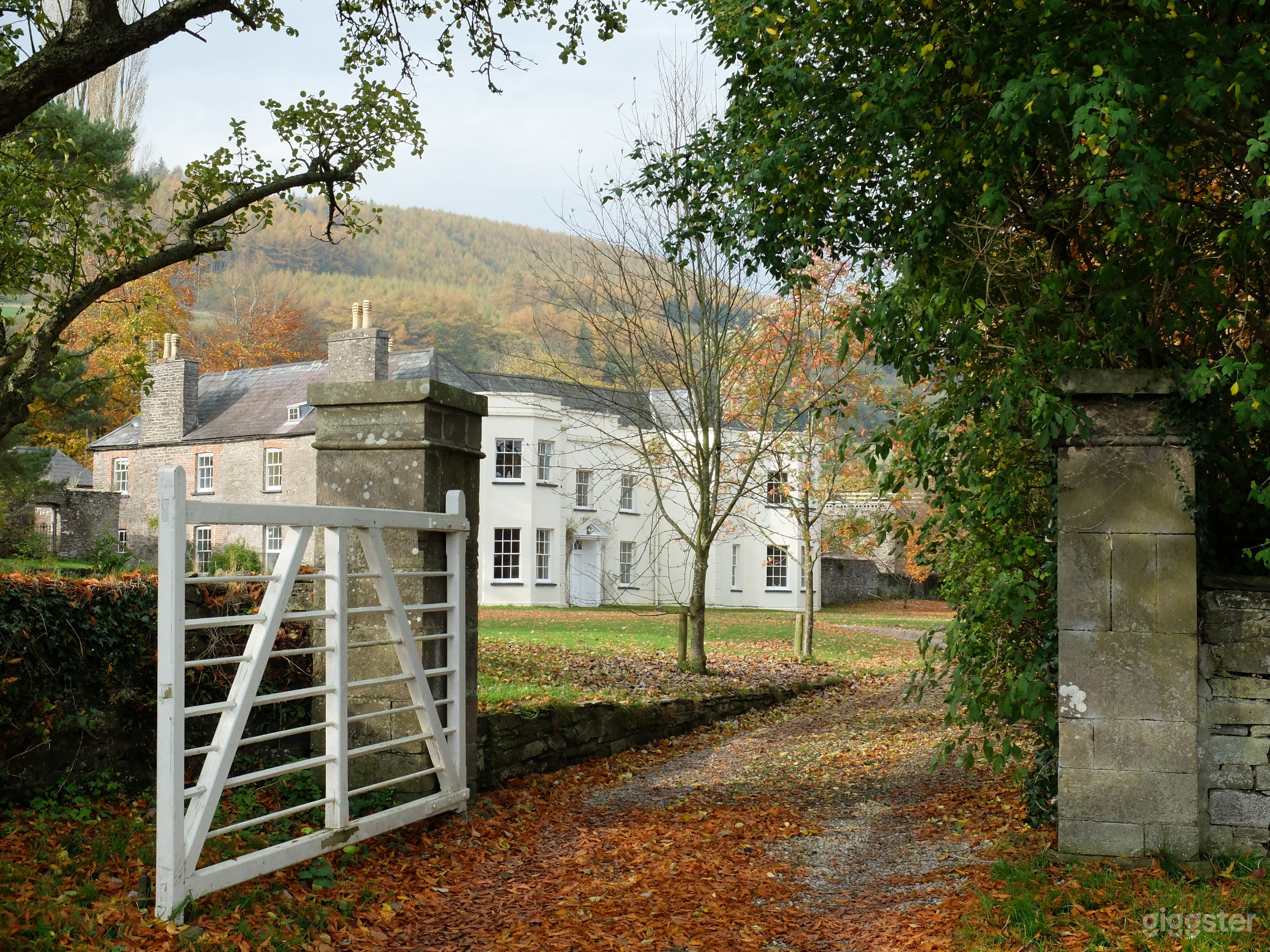 Georgian Manor House with Splendid Barn and Private Grounds Photo 1
