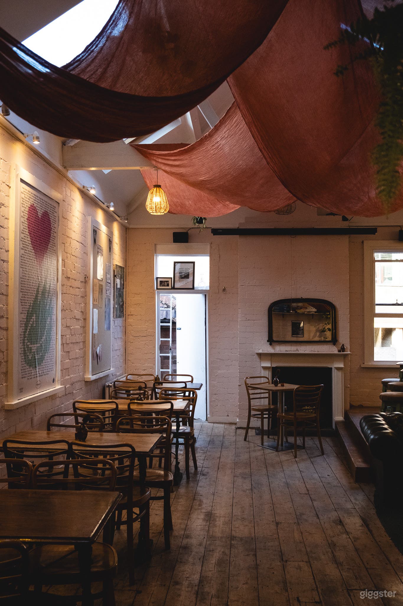 Ground Floor Lounge Photo 4