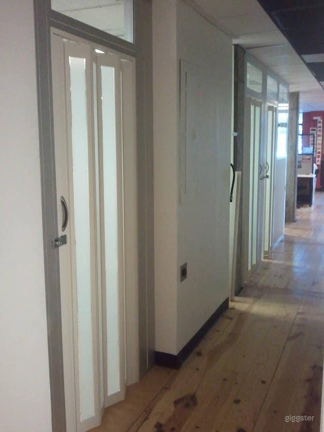  Clean and Light Office in Seattle 