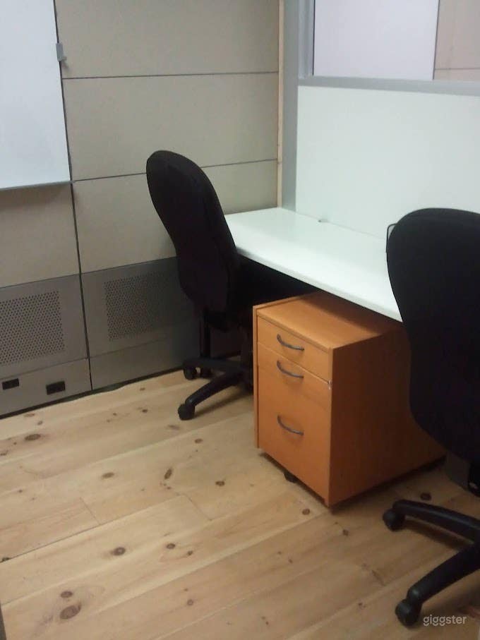 Clean and Light Office in Seattle Photo 2