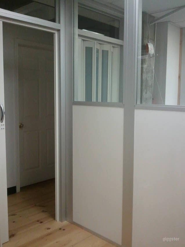 Clean and Light Office in Seattle Photo 4