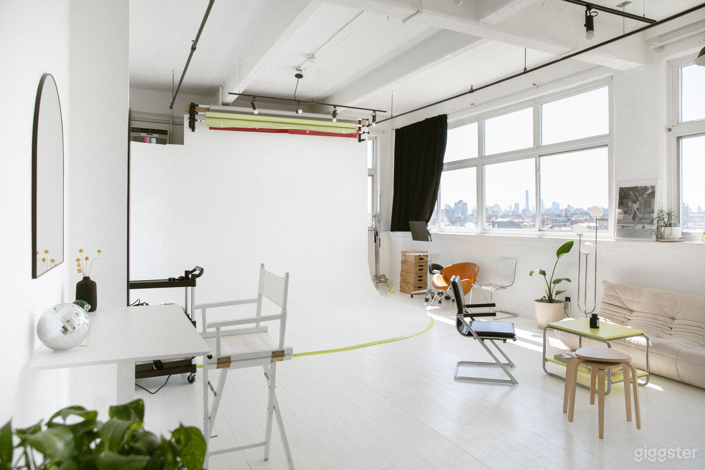 Spacious Minimalistic Cyclorama Photo Studio Photo 1