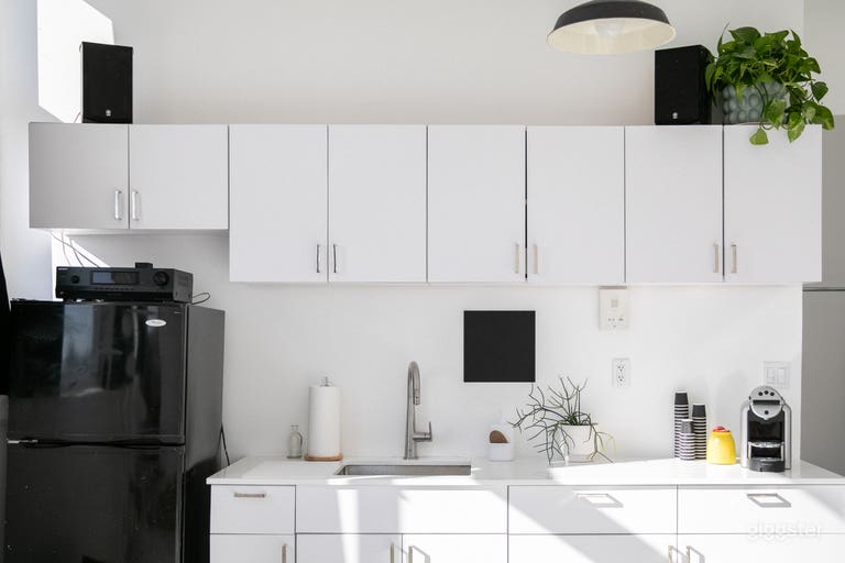  Spacious Minimalistic Cyclorama Photo Studio 