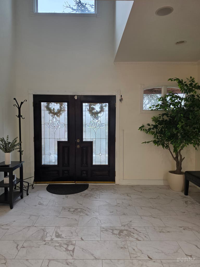  Versatile DC Home Perfect for Shoots, Meetings and Events 