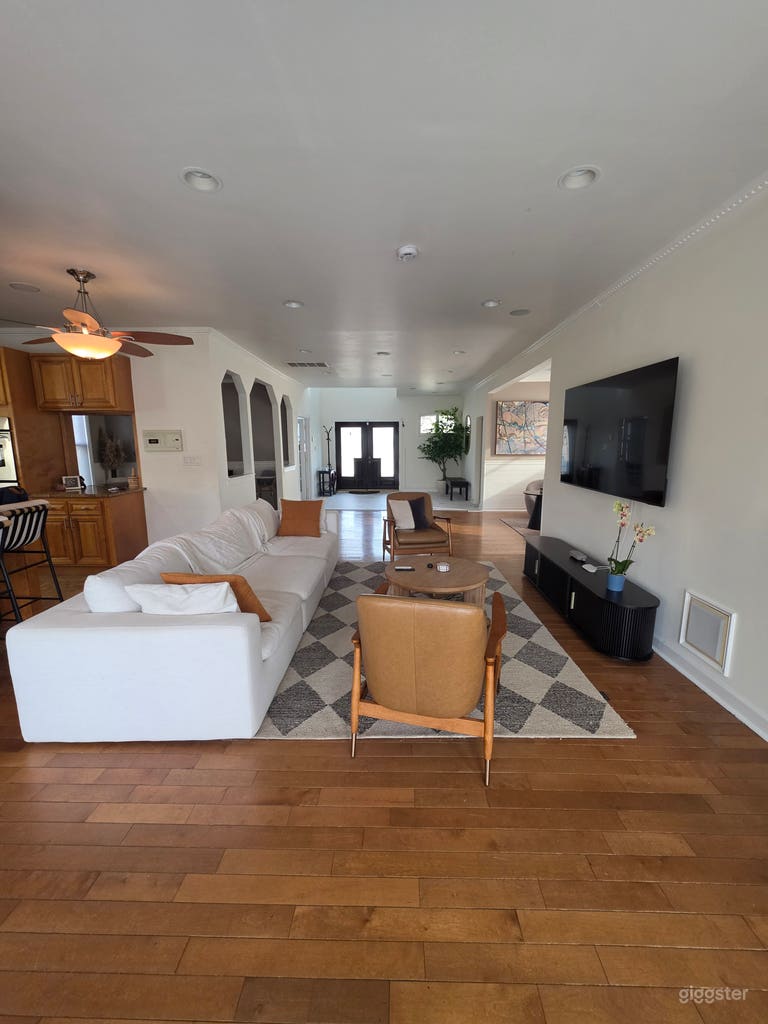  Versatile DC Home Perfect for Shoots, Meetings and Events 