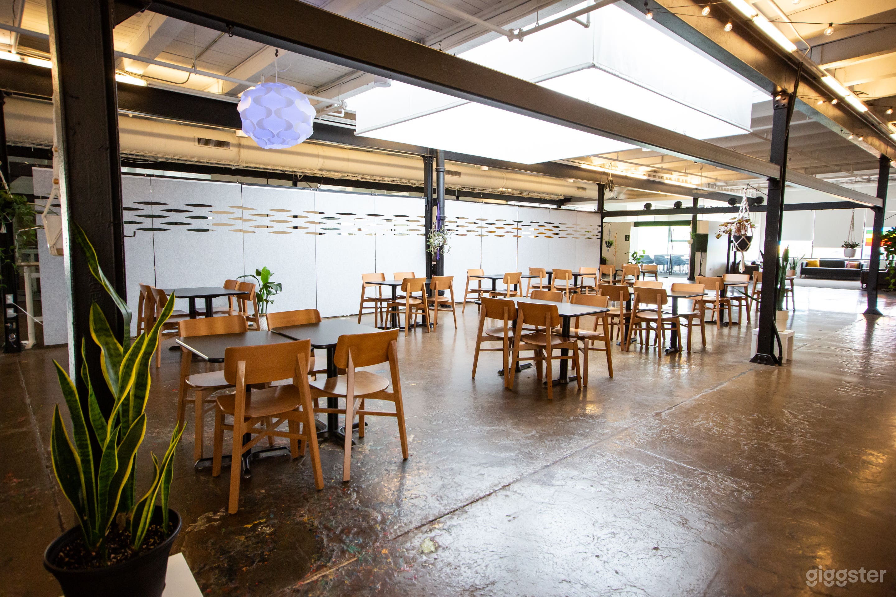 Spacious Dining Area in Uptown Photo 4