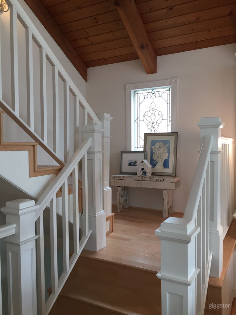  Staircase landing with beveled window 