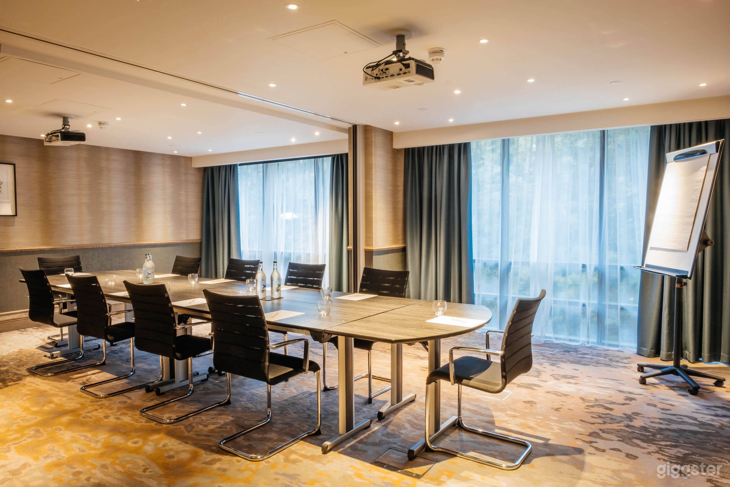 Canbury Suite with air-conditioning and natural daylight