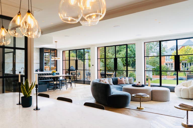  Light and spacious location house 