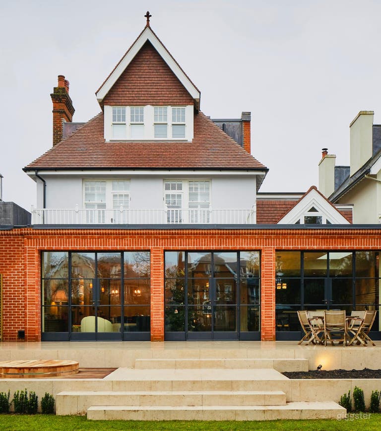  Light and spacious location house 