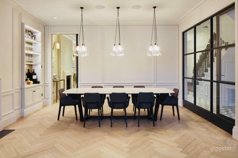  Light and spacious location house 