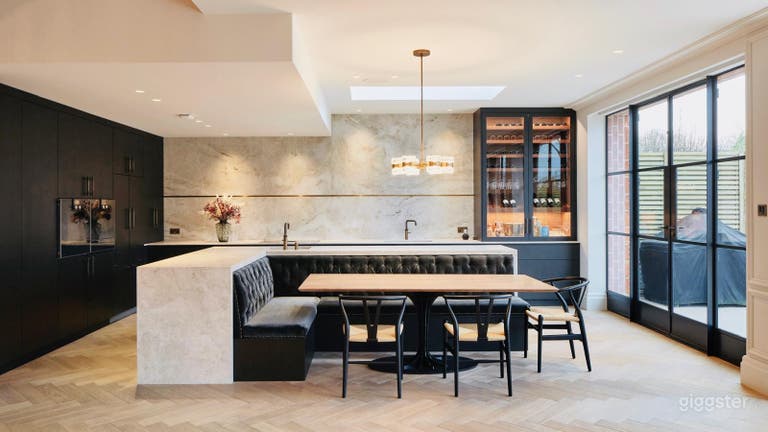  Light and spacious location house 