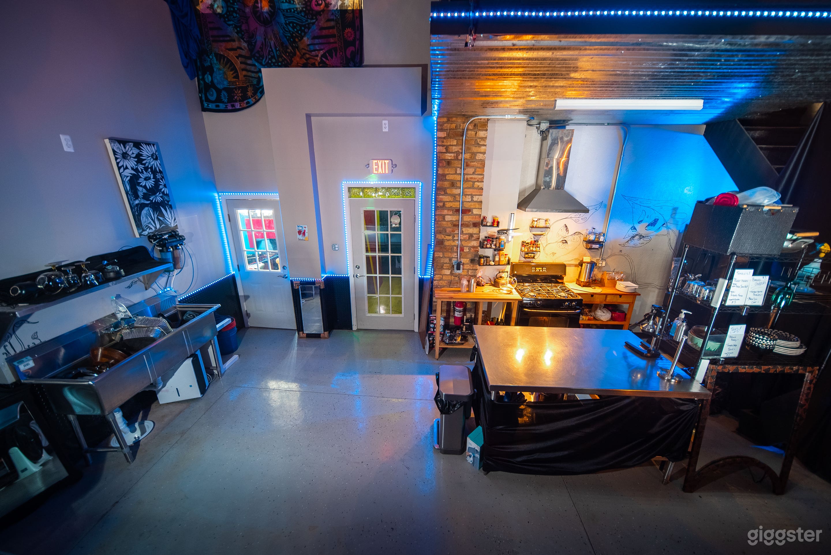 Performance Venue with Bar Indoor &amp; Outdoor  Photo 2