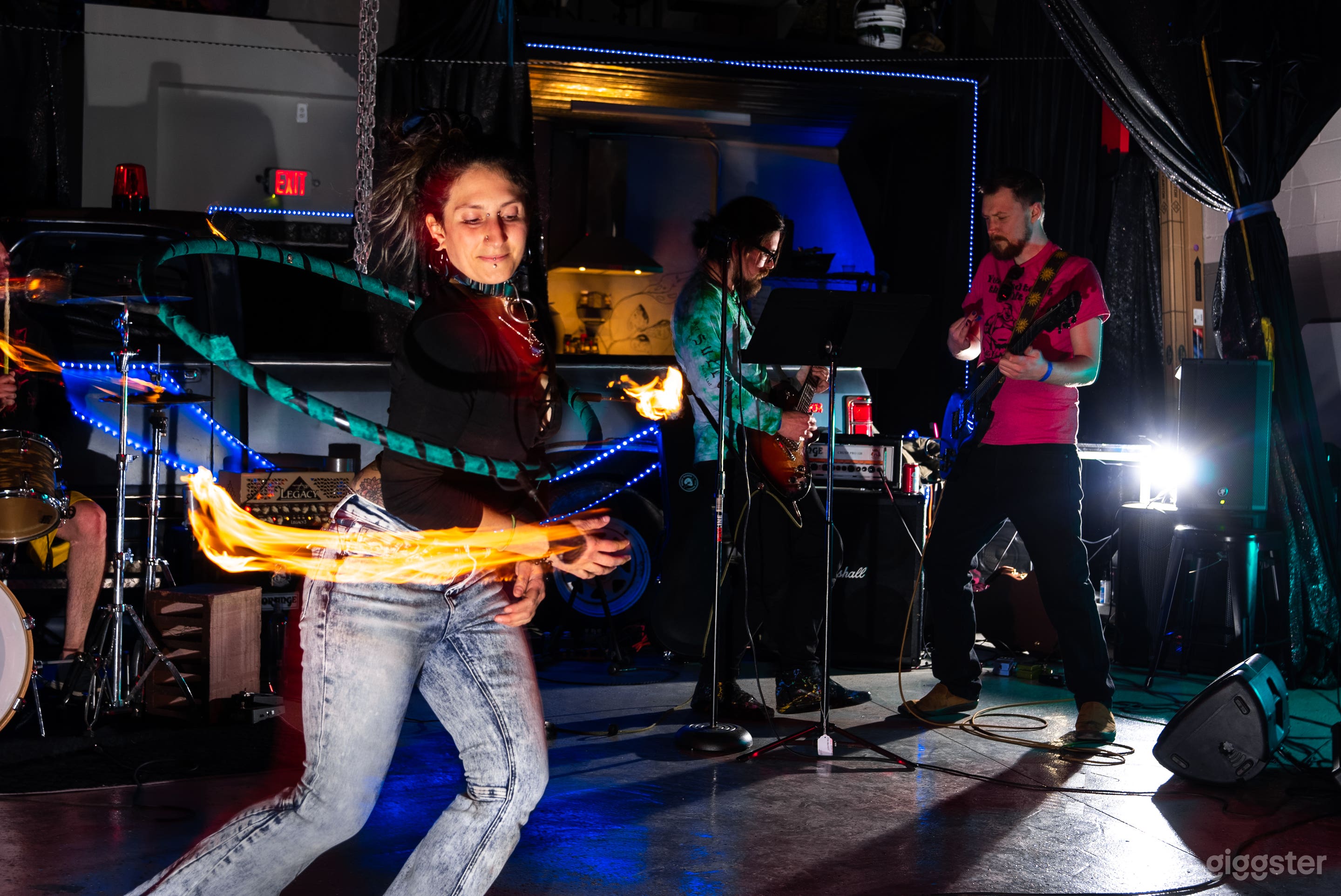 Performance Venue with Bar Indoor &amp; Outdoor  Photo 3