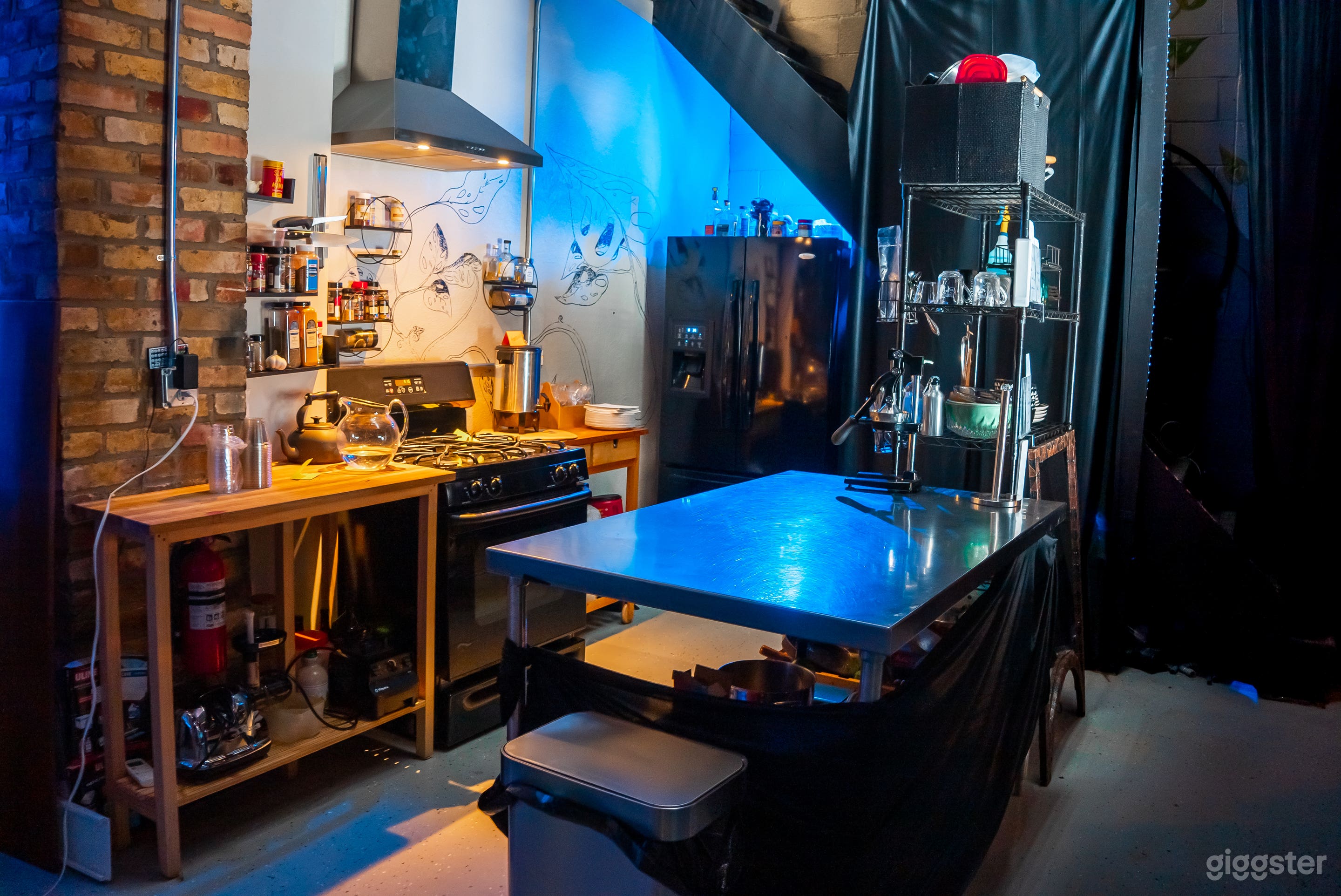 Performance Venue with Bar Indoor &amp; Outdoor  Photo 1