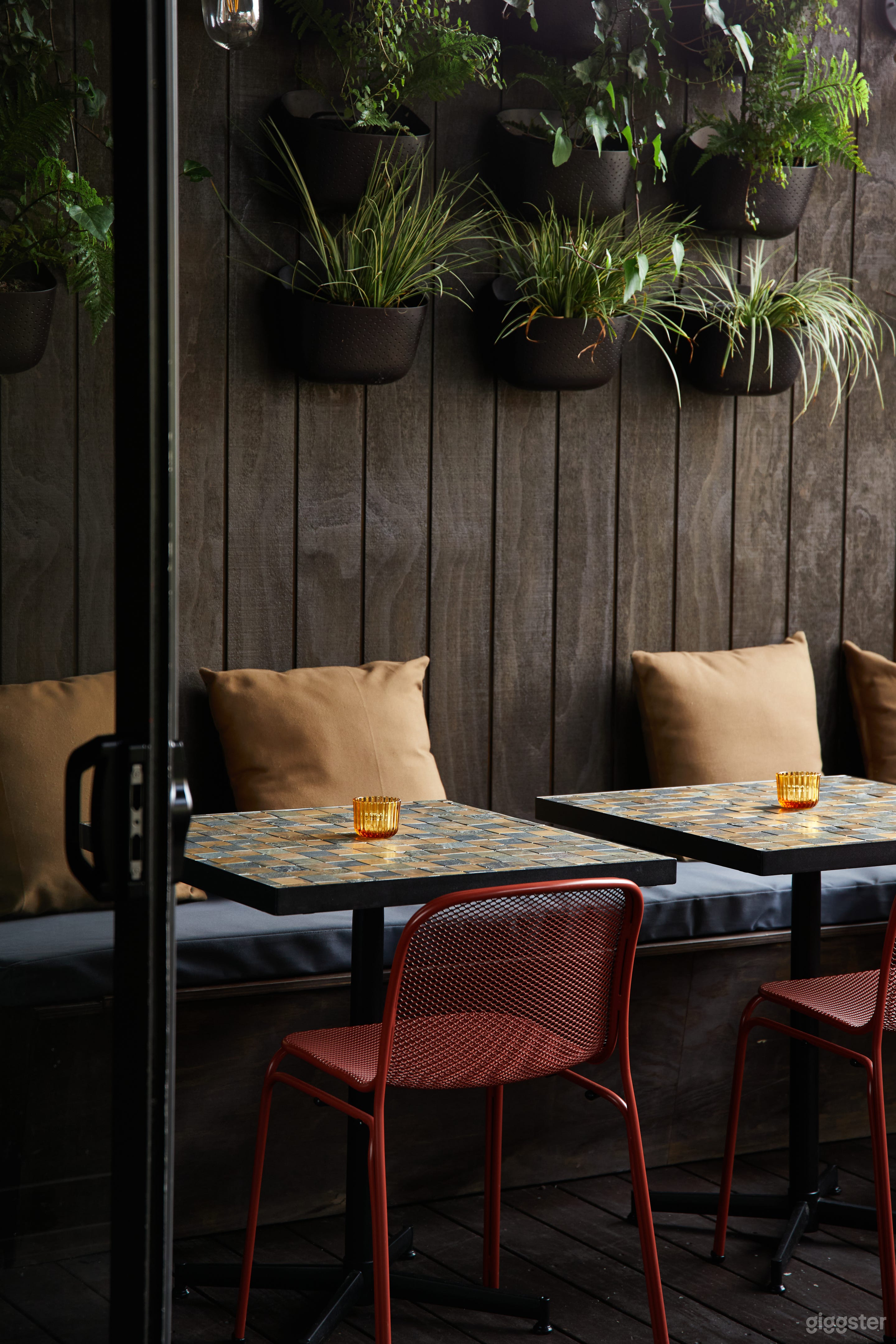 Dimly Lit, Ambiant, Restaurant &amp; Bar Photo 2