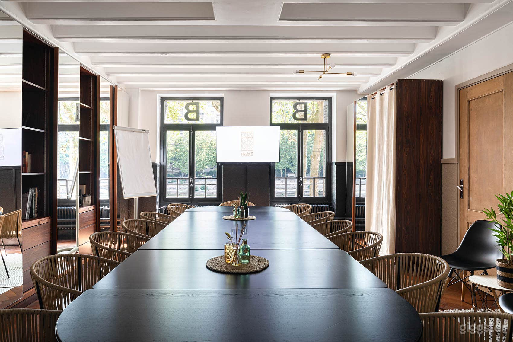 Photo de Atelier Art Deco Lumineux & Modulable de 250m² 3