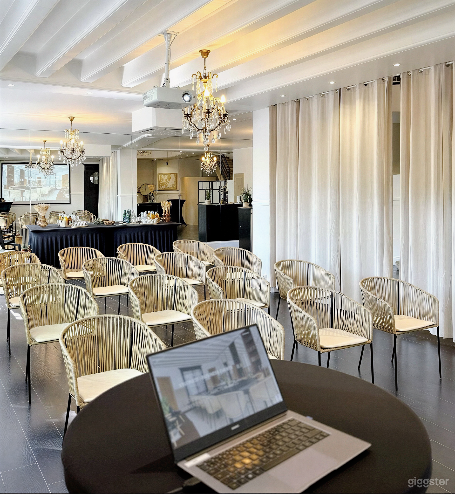 Photo de Atelier Art Deco Lumineux & Modulable de 250m² 1