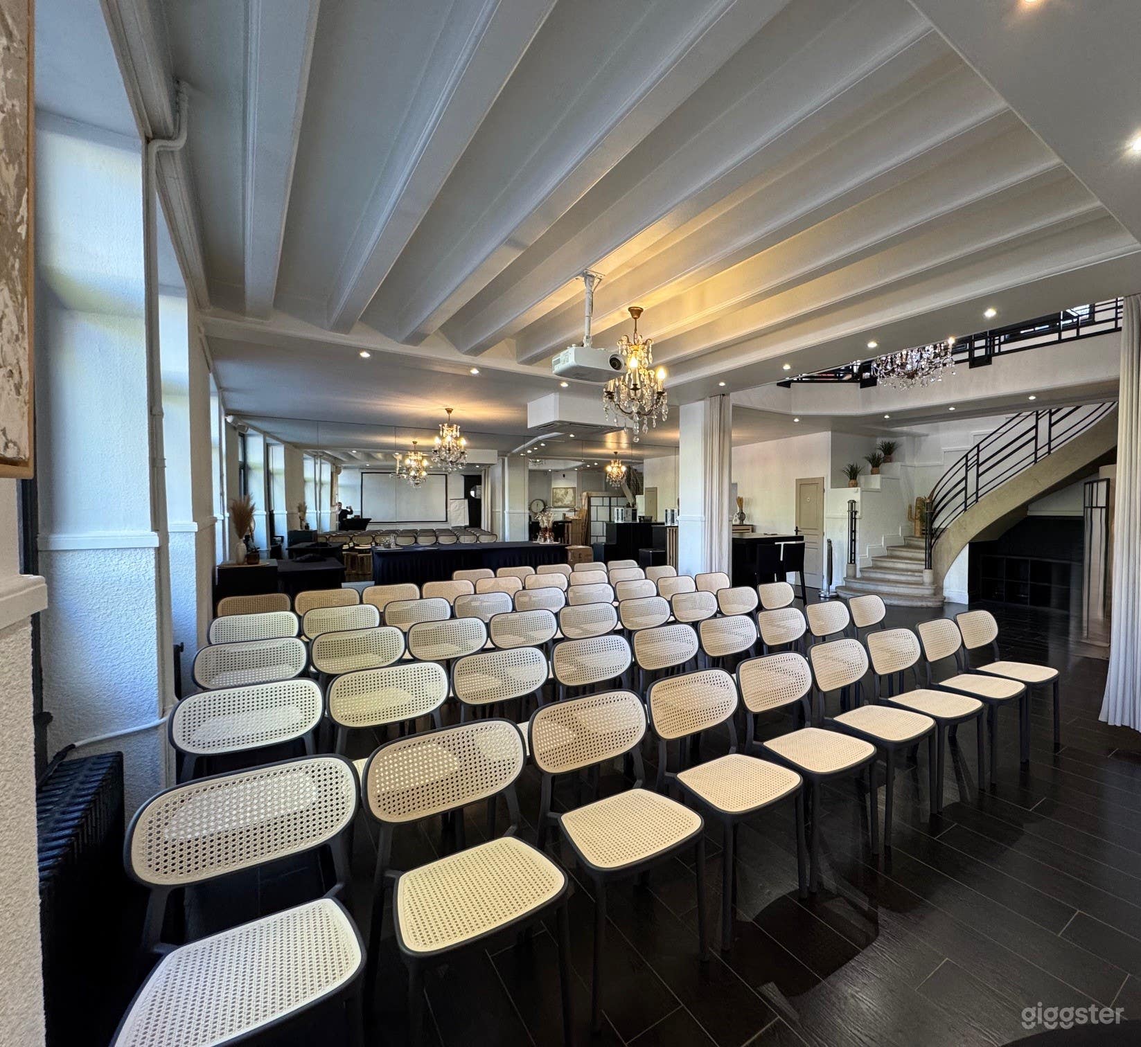 Photo de Atelier Art Deco Lumineux & Modulable de 250m² 4