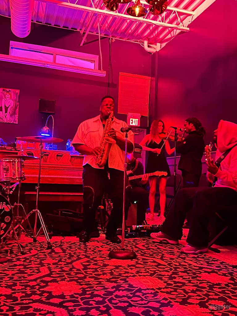  European-Style Bar & Café in Downtown Toronto 