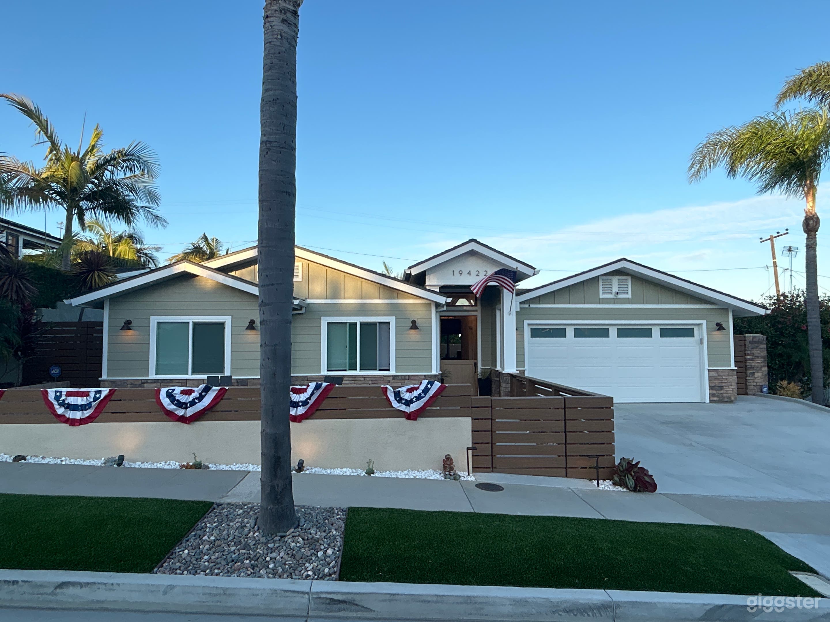 Newly remodeled beach bungalow house that is ready for your next shoot. All new, clean and complimentary to most shoots or events.
