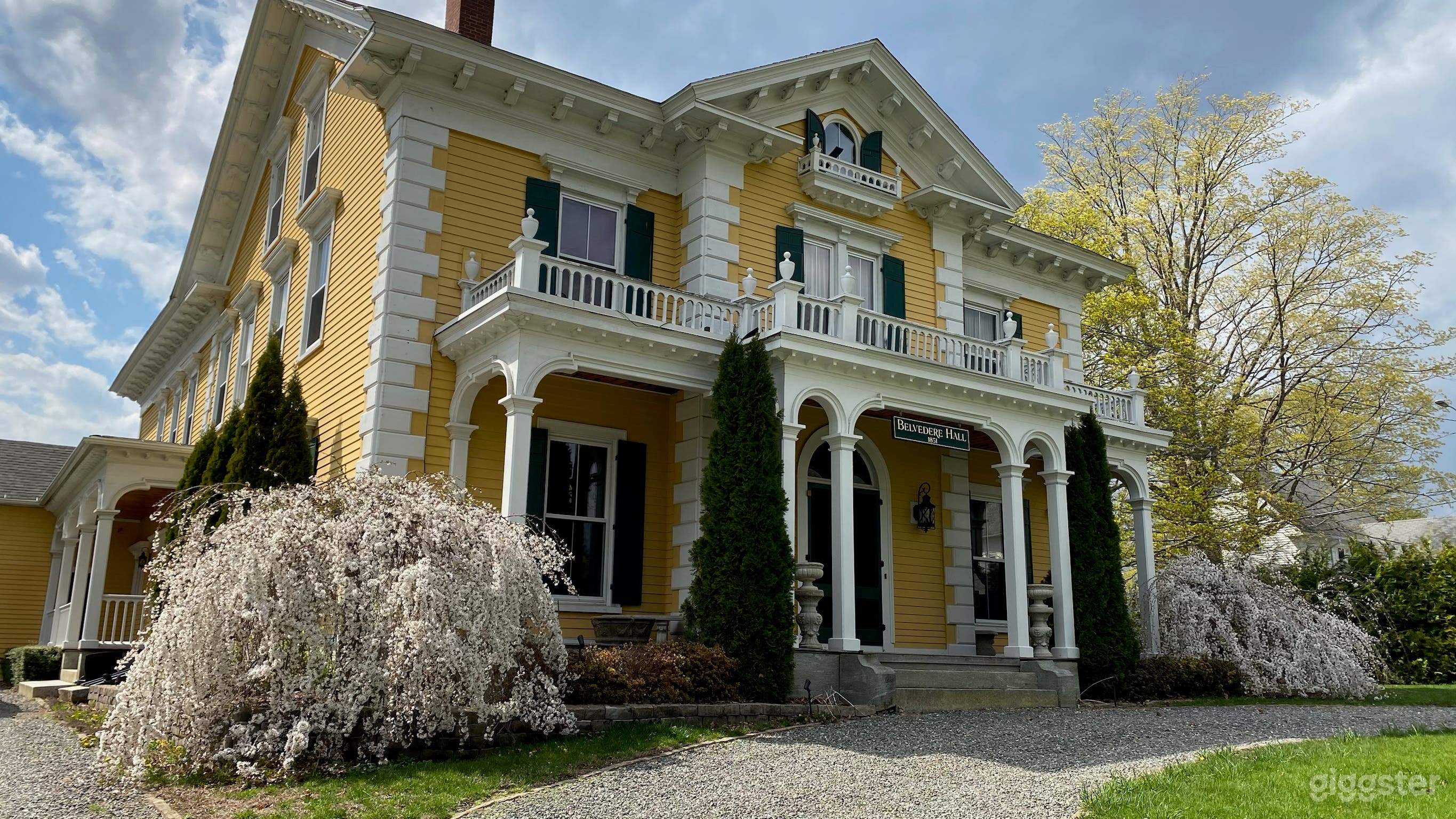 Grand Victorian Mansion with Ornate 10ft+ Ceilings Photo 3