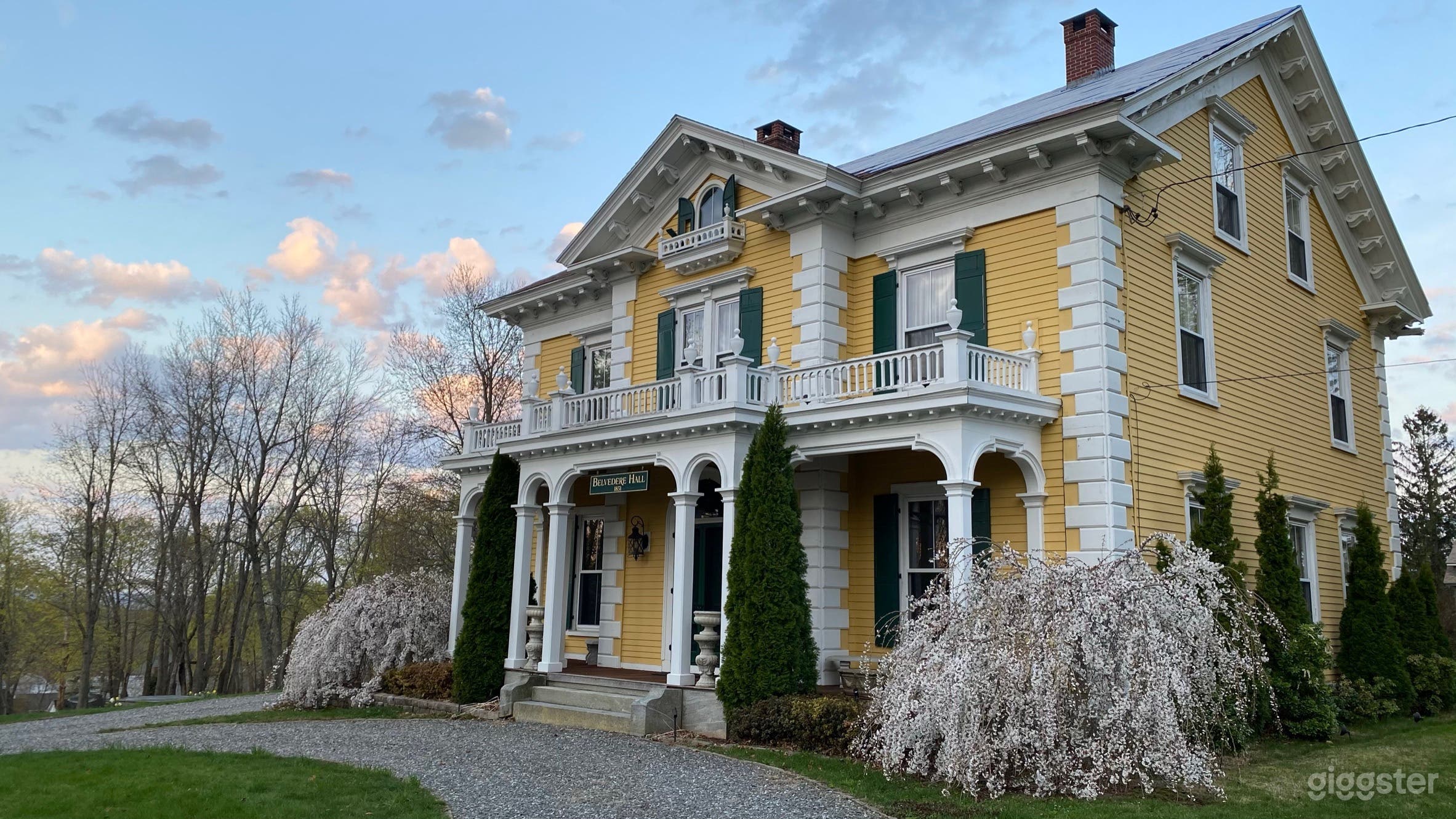 Grand Victorian Mansion with Ornate 10ft+ Ceilings Photo 4