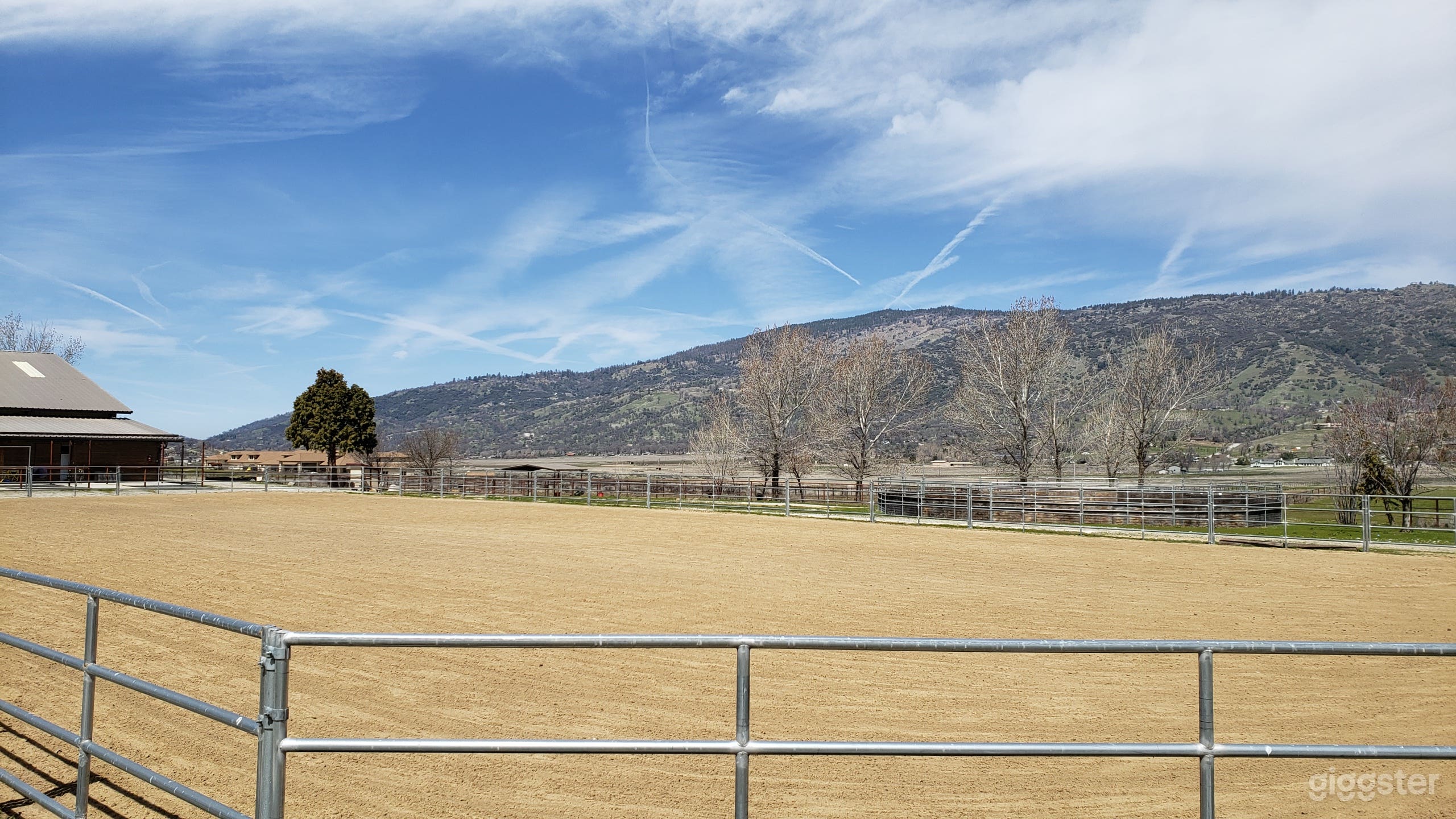 Ranch house with attached barn and indoor arena Photo 3