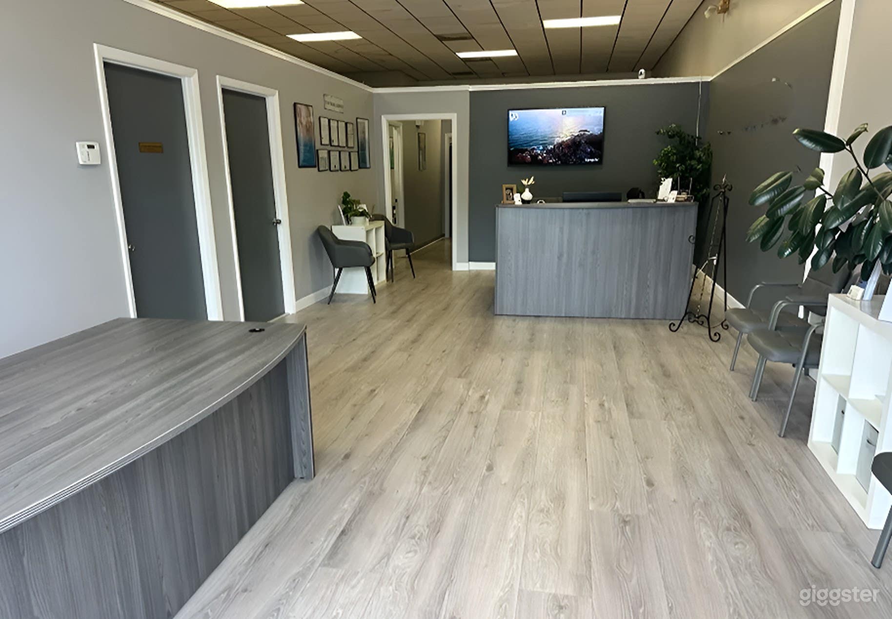 Urban Lobby &amp; Meeting Room with Free Parking Photo 1