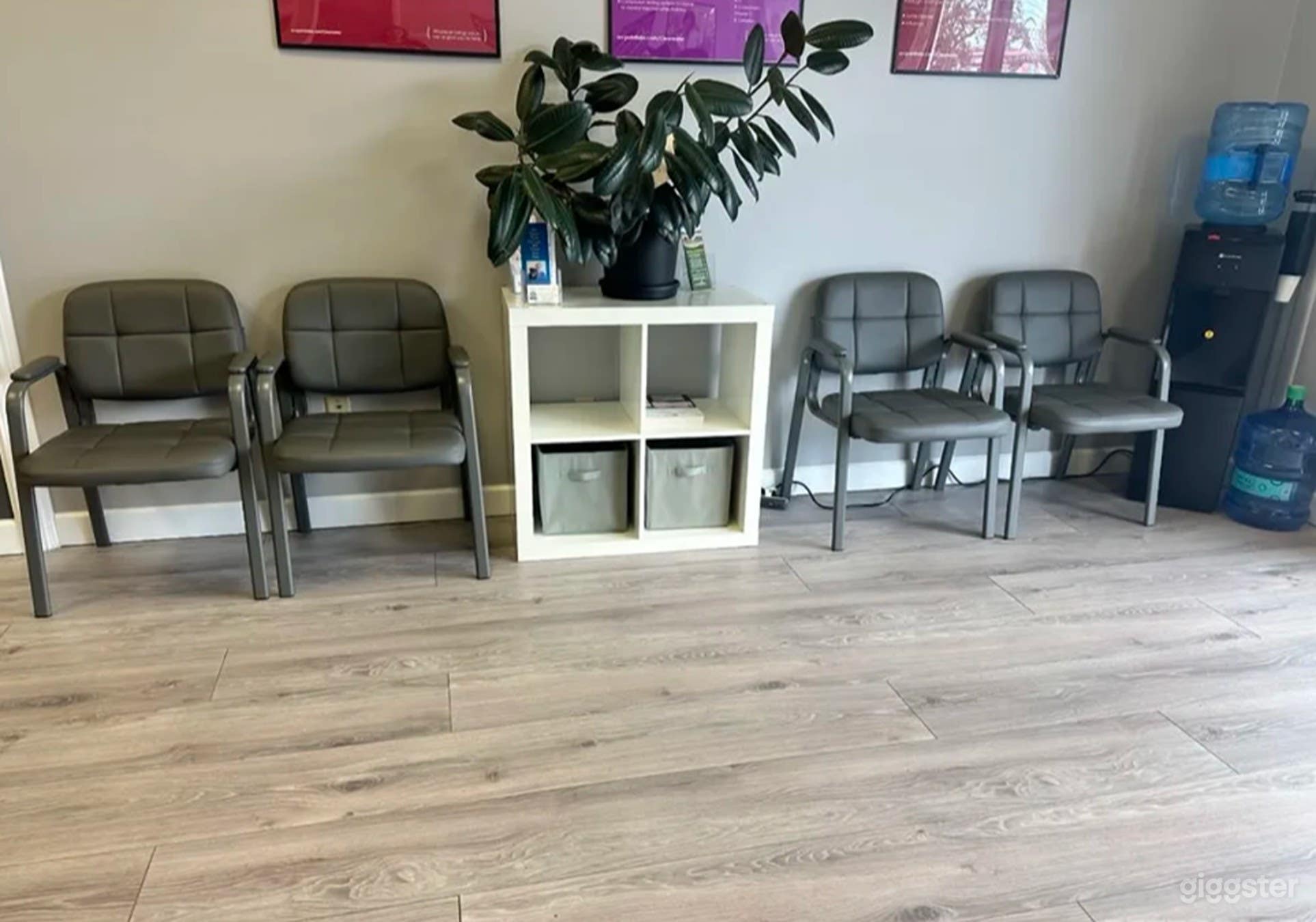 Urban Lobby &amp; Meeting Room with Free Parking Photo 3